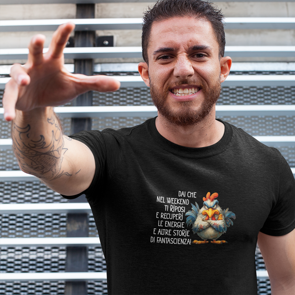 Uomo con t-shirt nera con frase ironica sul weekend e grafica gallo