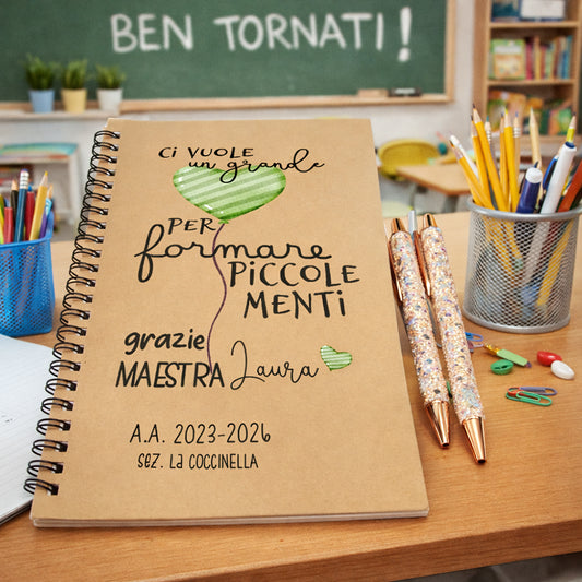 Dettaglio copertina taccuino maestra personalizzato, regalo fine anno scolastico
