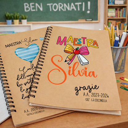 Taccuino maestra personalizzato con grafica colorata su banco di scuola, idea regalo fine anno