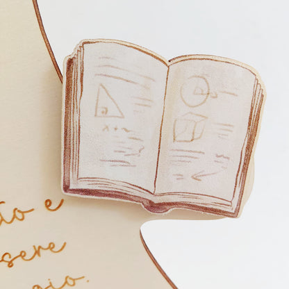 Dettaglio libro 2D decorativo sulla targa puzzle in legno per maestra o maestro