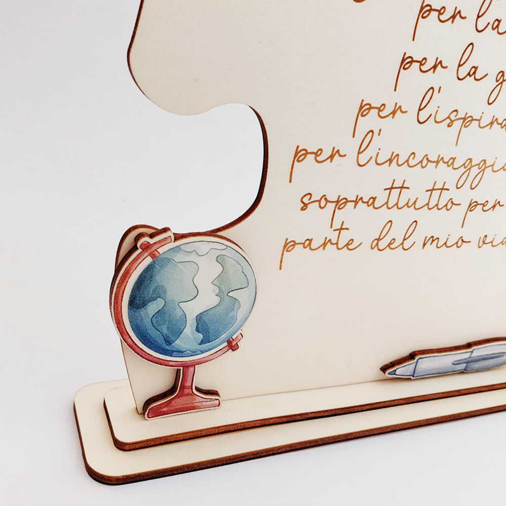 Targa puzzle in legno per maestra con base d’appoggio ed elementi decorativi 2D