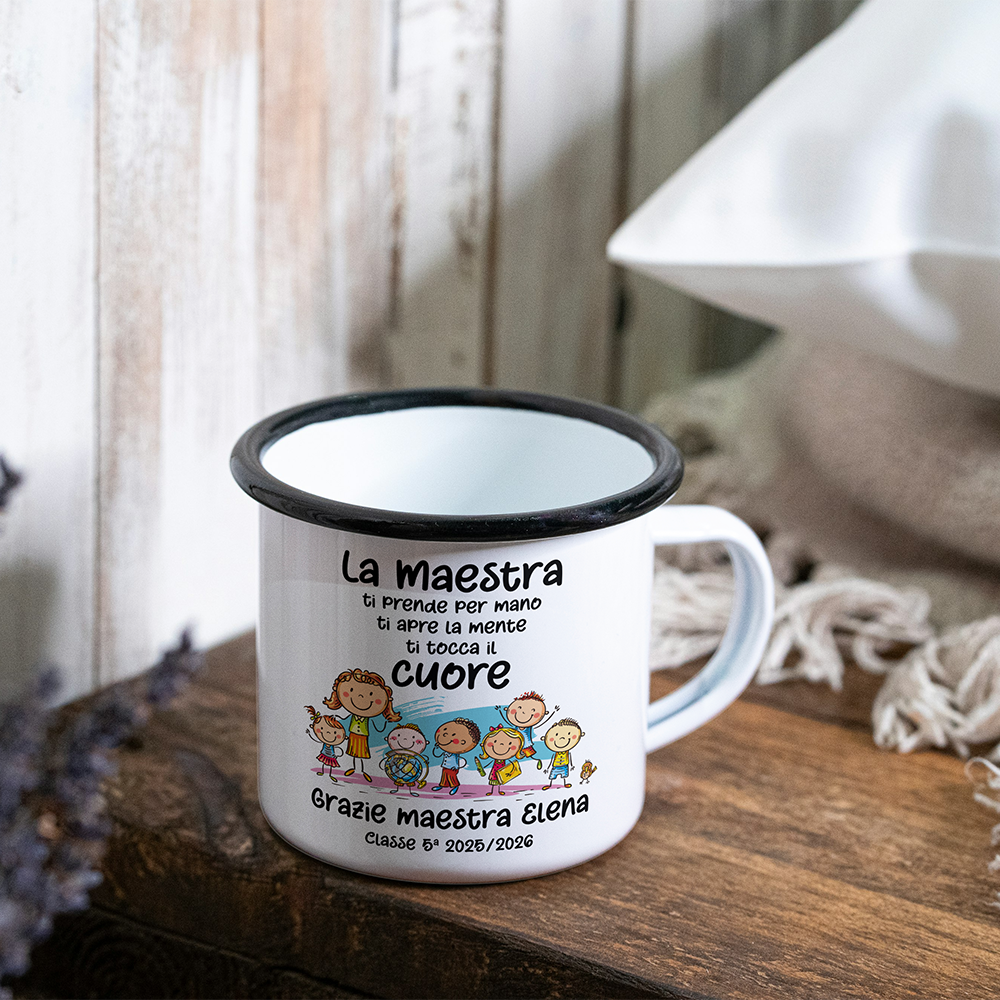 Tazza smaltata con frase “La maestra ti prende per mano… ti tocca il cuore” personalizzata con nome e classe, 380 ml