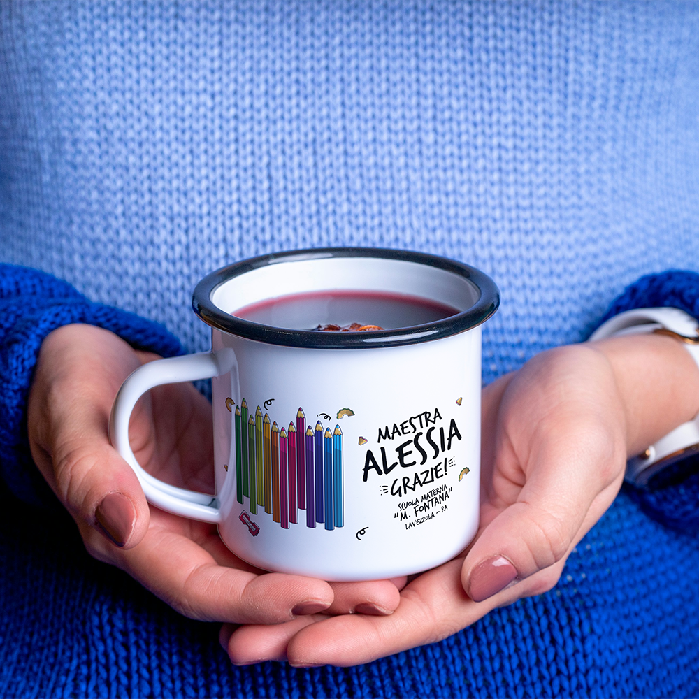 Tazza smaltata “Grazie maestra” personalizzata con nome e grafica matite colorate, 380 ml