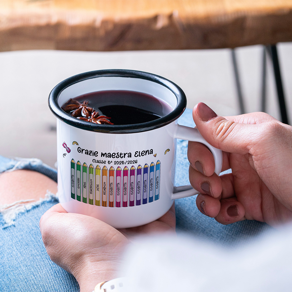 Tazza smaltata “Grazie maestra” con matite personalizzate con i nomi dei bambini, nome maestra e classe, 380 ml