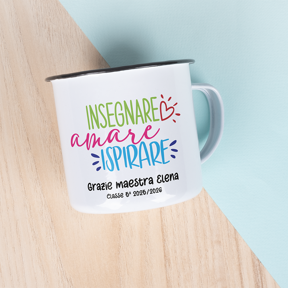 Tazza smaltata “Insegnare Amare Ispirare” personalizzata con nome maestra e classe, 380 ml