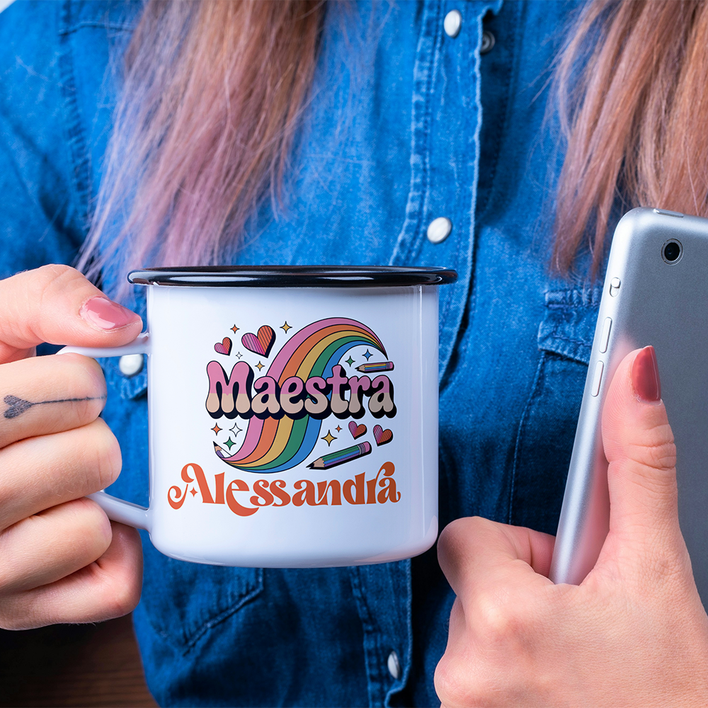 Tazza smaltata in metallo 380 ml per maestra con grafica arcobaleno e nome personalizzato, regalo fine anno scolastico
