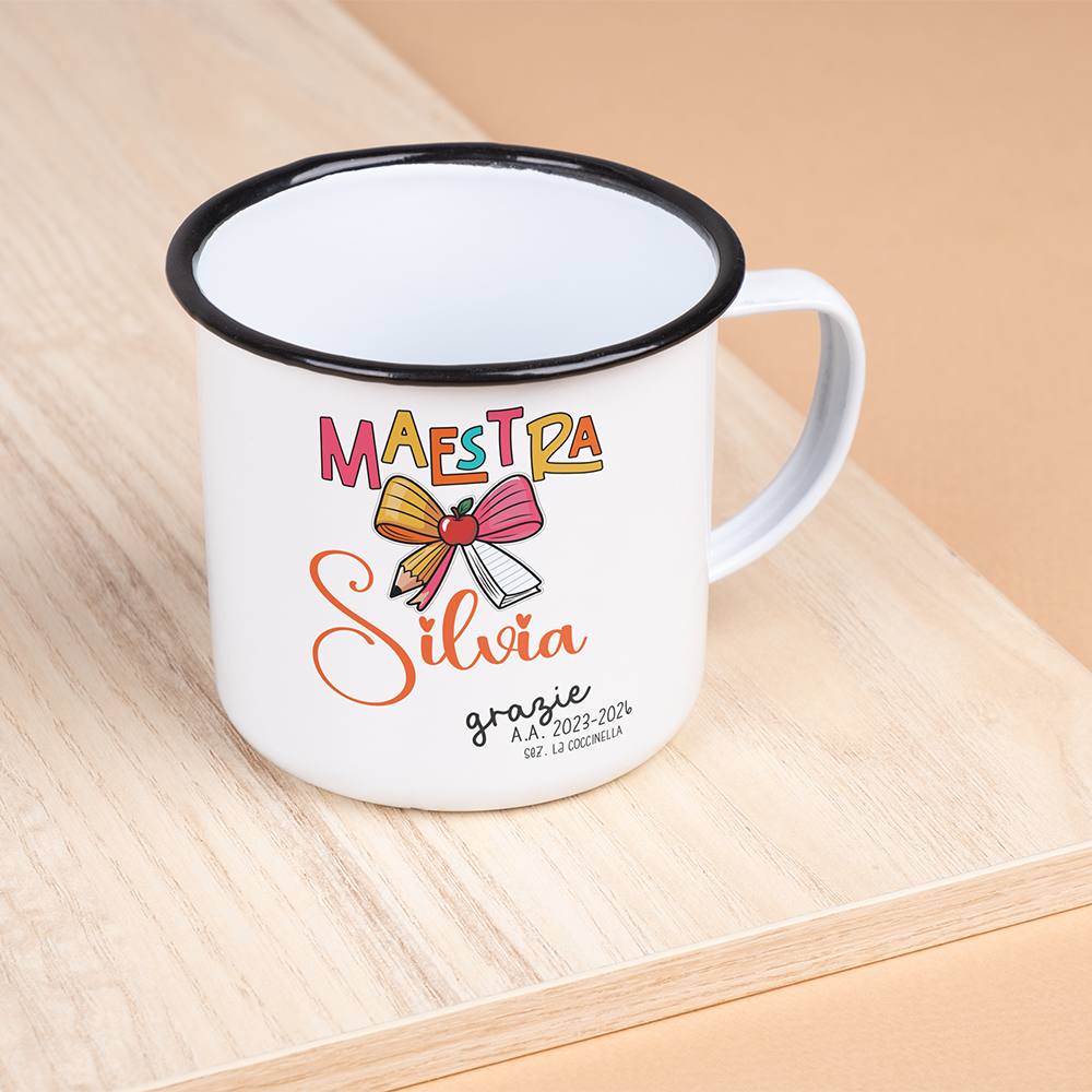 Tazza smaltata in metallo 380 ml personalizzata per maestra con fiocco, nome e anni scolastici