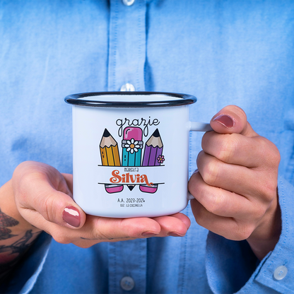 Tazza smaltata in metallo 380 ml con grafica matite e scritta “grazie maestra”, nome personalizzato