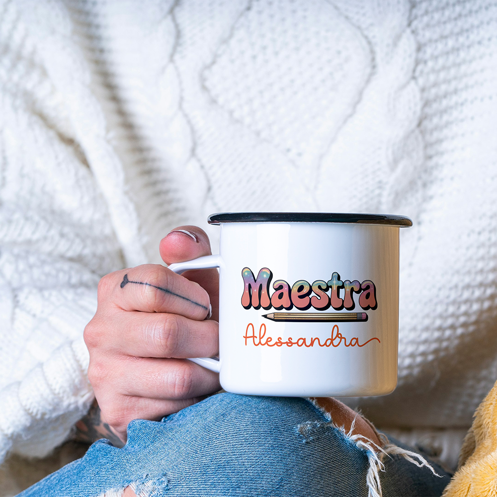 Tazza smaltata in metallo 380 ml personalizzata “Maestra” con nome e grafica matita, idea regalo fine anno