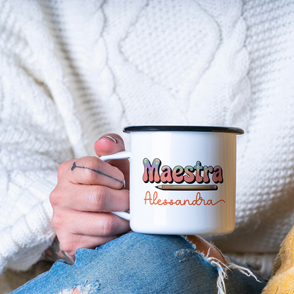 Tazza smaltata in metallo 380 ml personalizzata “Maestra” con nome e grafica matita, idea regalo fine anno