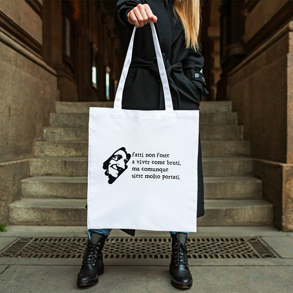Tote bag con illustrazione ispirata a Dante e frase ironica, shopper in cotone bianca indossata in esterno
