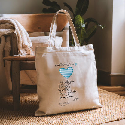 Tote bag maestra personalizzata con cuore azzurro e poesia, shopper in cotone ambientata in interno