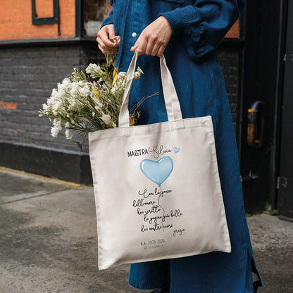 Tote bag maestra personalizzata con cuore azzurro e poesia, nome maestra, anni scolastici e sezione
