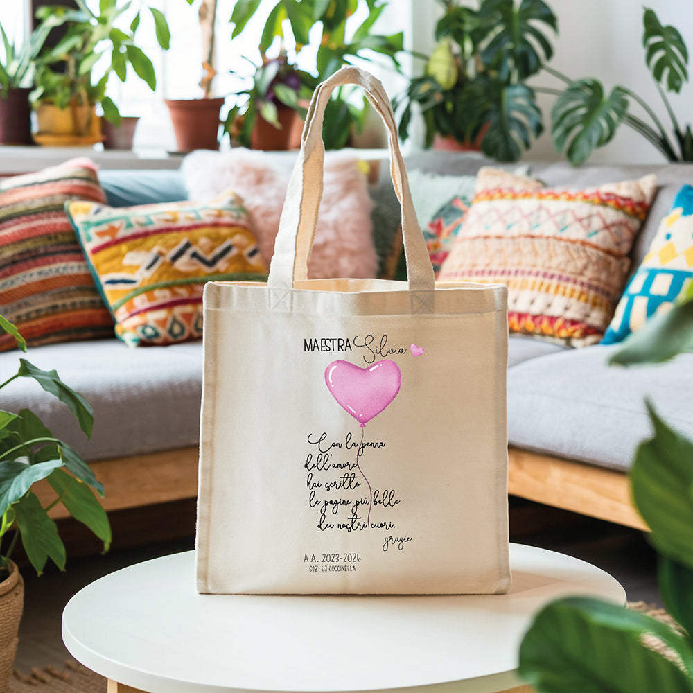 Tote bag maestra personalizzata con frase Ci vuole un grande cuore per formare piccole menti e cuore rosa