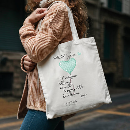 Tote bag maestra personalizzata con cuore tiffany e poesia, shopper in cotone indossata