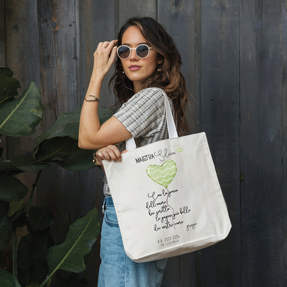 Tote bag maestra personalizzata con cuore verde e poesia, shopper in cotone indossata
