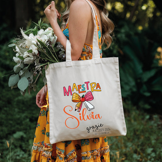 Tote bag maestra personalizzata con grafica fiocco colorato, nome maestra, anni scolastici e sezione