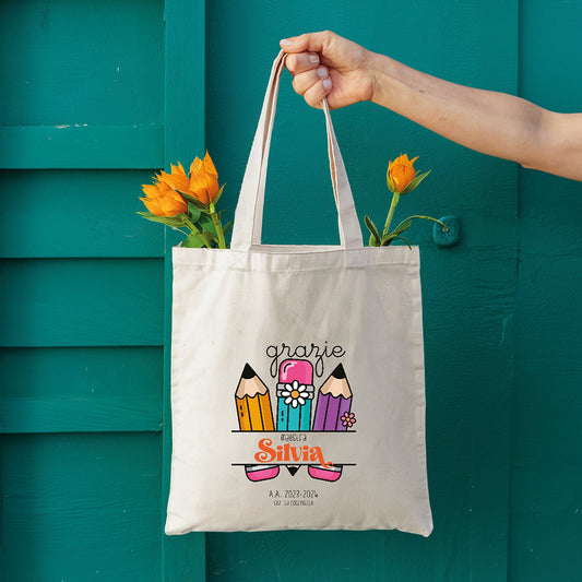 Tote bag maestra personalizzata con grafica grazie matite, nome maestra, anni scolastici e sezione