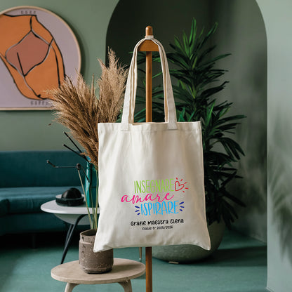 Tote bag maestra personalizzata con scritta Insegnare amare ispirare, nome maestra, classe e anno scolastico