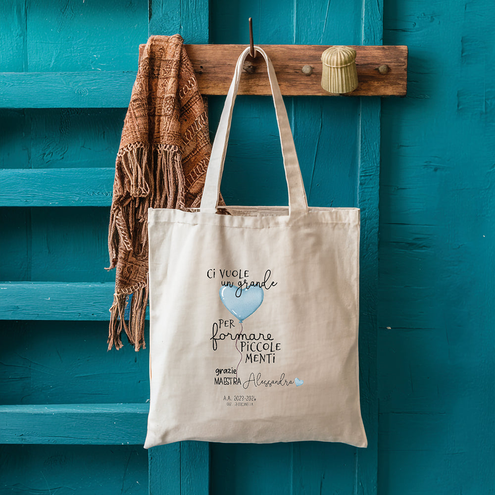 Tote bag maestra personalizzata con frase piccole menti e cuore azzurro, shopper in cotone appesa