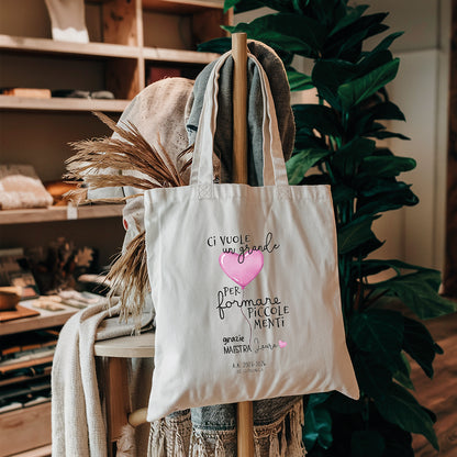 Tote bag maestra personalizzata con frase piccole menti e cuore rosa, shopper in cotone ambientata in interno