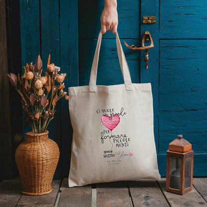 Tote bag maestra personalizzata con frase Ci vuole un grande cuore per formare piccole menti e cuore rosa