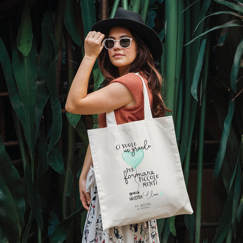 Tote bag maestra personalizzata con frase piccole menti e cuore tiffany, shopper in cotone indossata