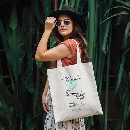 Tote bag maestra personalizzata con frase piccole menti e cuore tiffany, shopper in cotone indossata