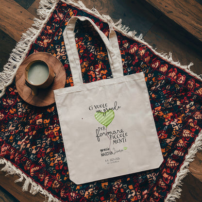 Tote bag maestra personalizzata con frase piccole menti e cuore verde, shopper in cotone vista dall’alto