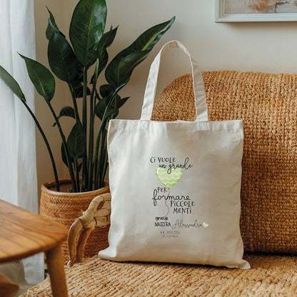 Tote bag maestra personalizzata con frase Ci vuole un grande cuore per formare piccole menti e cuore verde