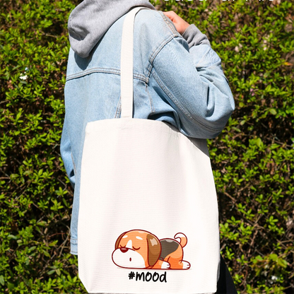 Tote bag mood con cagnolino addormentato, shopper in cotone bianca indossata all’aperto