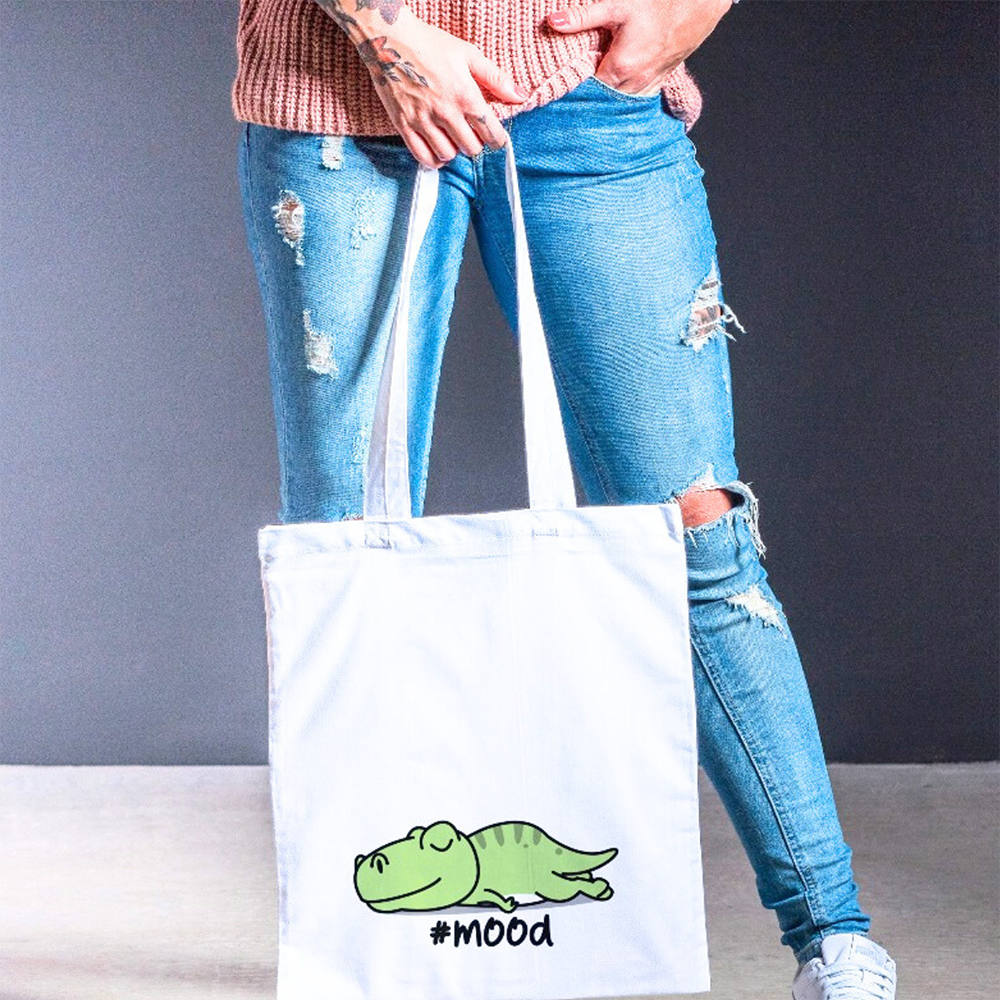 Tote bag mood con coccodrillo addormentato, shopper in cotone bianca indossata