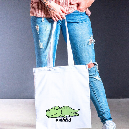 Tote bag mood con coccodrillo addormentato, shopper in cotone bianca indossata