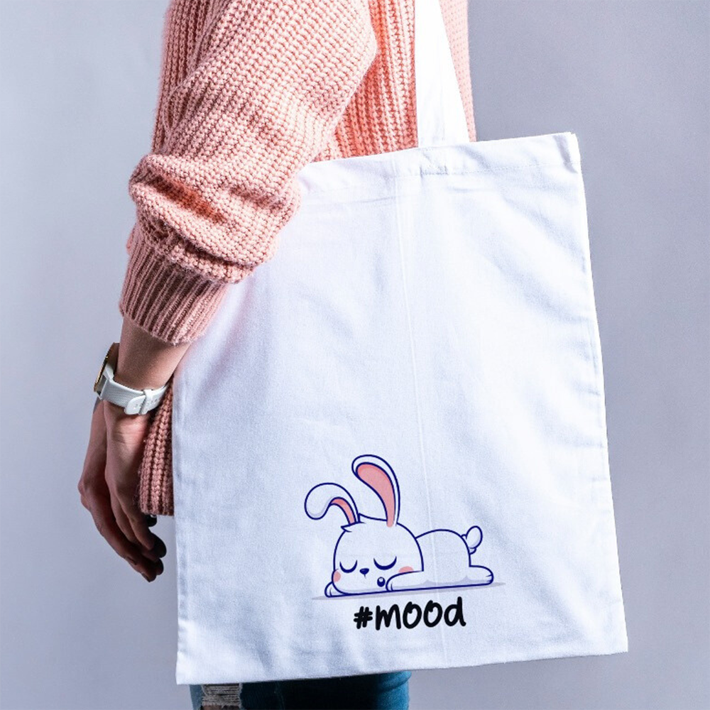 Tote bag mood con coniglietto addormentato, shopper in cotone bianca indossata
