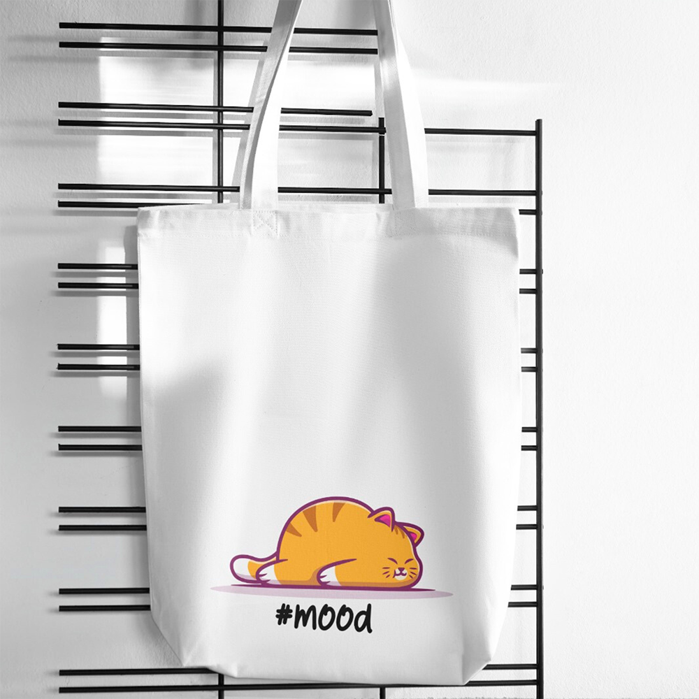 Tote bag mood con gatto arancione addormentato, shopper in cotone bianca appesa