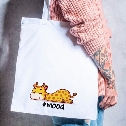 Tote bag mood con giraffa addormentata, shopper in cotone bianca indossata