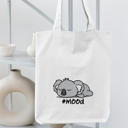 Tote bag mood con koala addormentato, shopper in cotone bianca ambientata