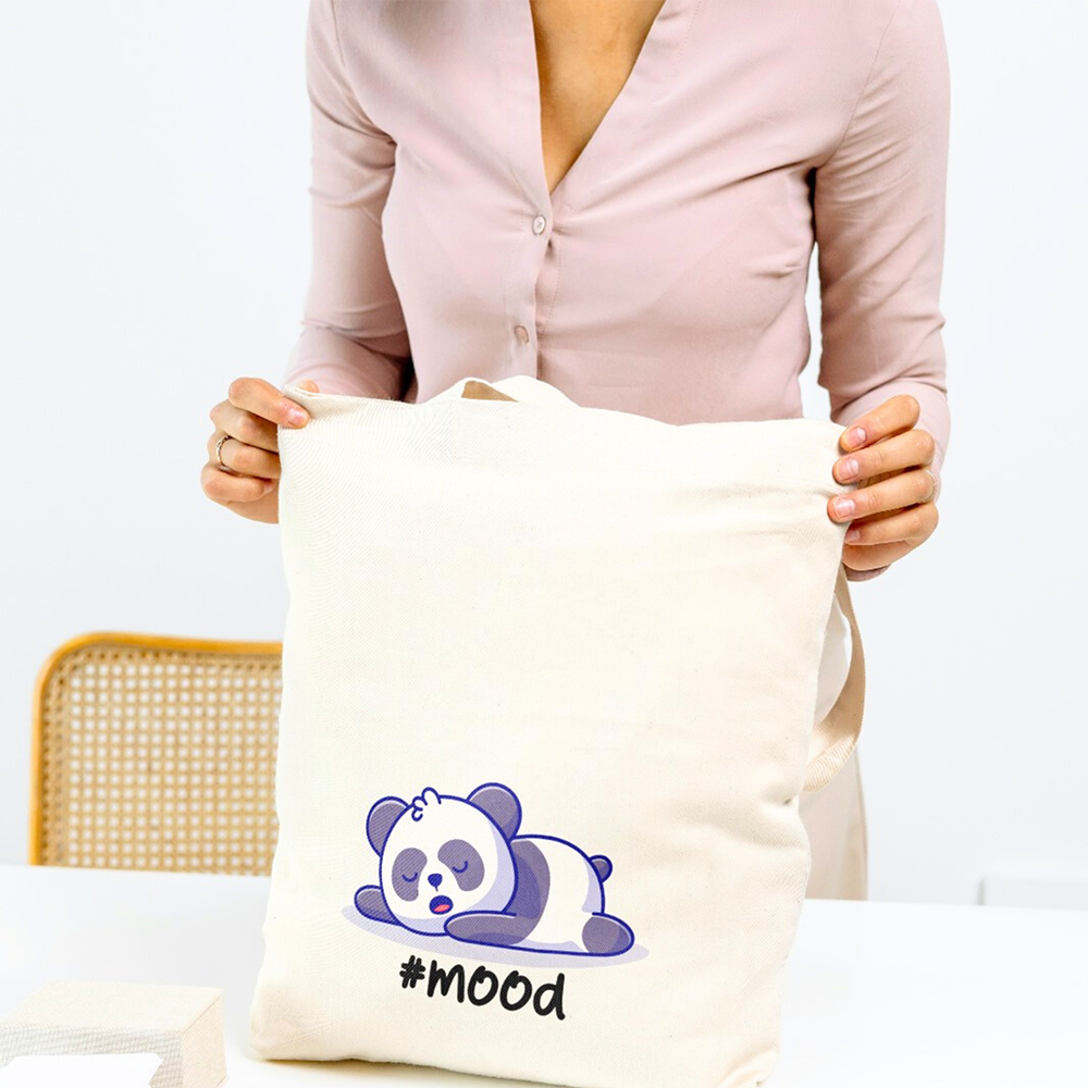 Tote bag mood con panda addormentato, shopper in cotone bianca tenuta tra le mani