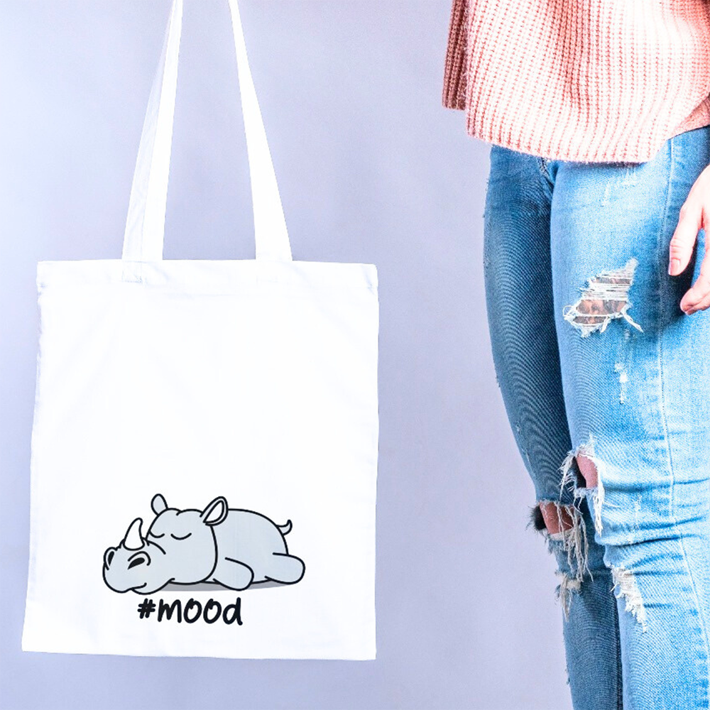 Tote bag mood con rinoceronte addormentato, shopper in cotone bianca indossata