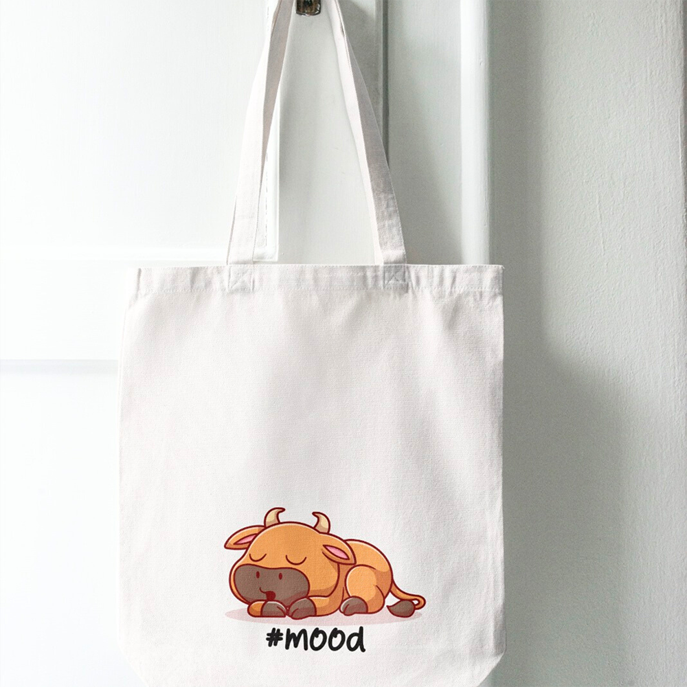 Tote bag mood con toro addormentato, shopper in cotone bianca appesa