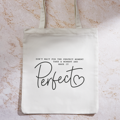 Tote bag personalizzata di Il mio negozio: bianca con scritta nera "Don't wait for the perfect moment". Rendilo perfetto". Riutilizzabile, dal design unico e perfetto per chi ama la praticità ogni giorno.