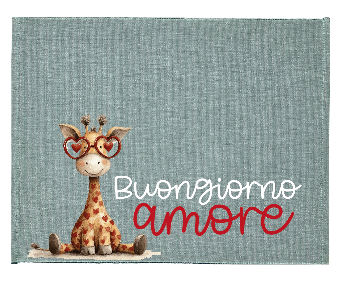 Tovaglietta colazione San Valentino “Buongiorno amore” con giraffa seduta e occhiali a cuore su sfondo azzurro.