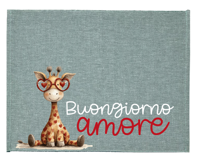 Tovaglietta colazione San Valentino “Buongiorno amore” con giraffa seduta e occhiali a cuore su sfondo azzurro.