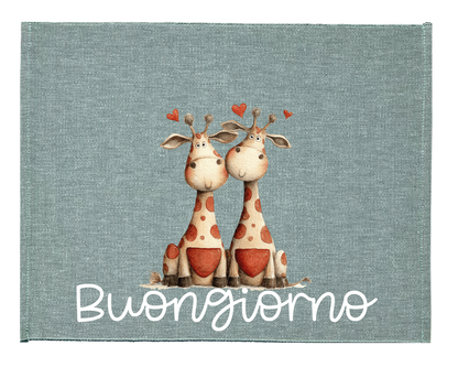 Tovaglietta colazione San Valentino con coppia di giraffe e cuoricini, scritta “Buongiorno” su sfondo azzurro.