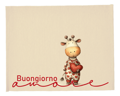 Tovaglietta colazione San Valentino con giraffa che salta con palloncino a cuore, scritta “Amore buongiorno” su sfondo beige.