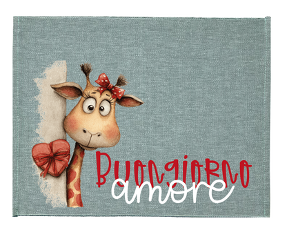 Tovaglietta colazione San Valentino “Buongiorno amore” con giraffa che sbuca e regalo a cuore, su sfondo azzurro.