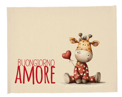 Tovaglietta colazione San Valentino con personaggio giraffa in pigiama con cuori e cuore in mano, scritta “Buongiorno amore” su sfondo beige.