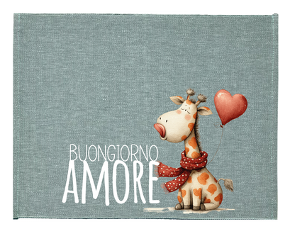 Tovaglietta colazione San Valentino con giraffa con sciarpa rossa e palloncino a cuore, scritta “Buongiorno amore” su sfondo azzurro.