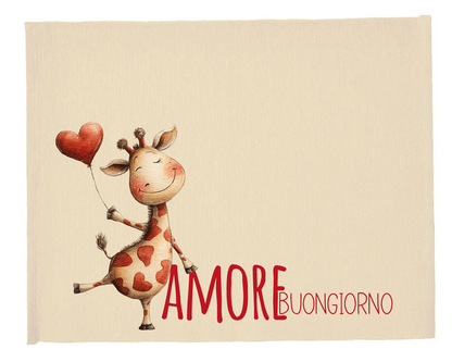 Tovaglietta colazione San Valentino con giraffa sorridente e palloncino a cuore, scritta “Buongiorno amore” su sfondo beige.
