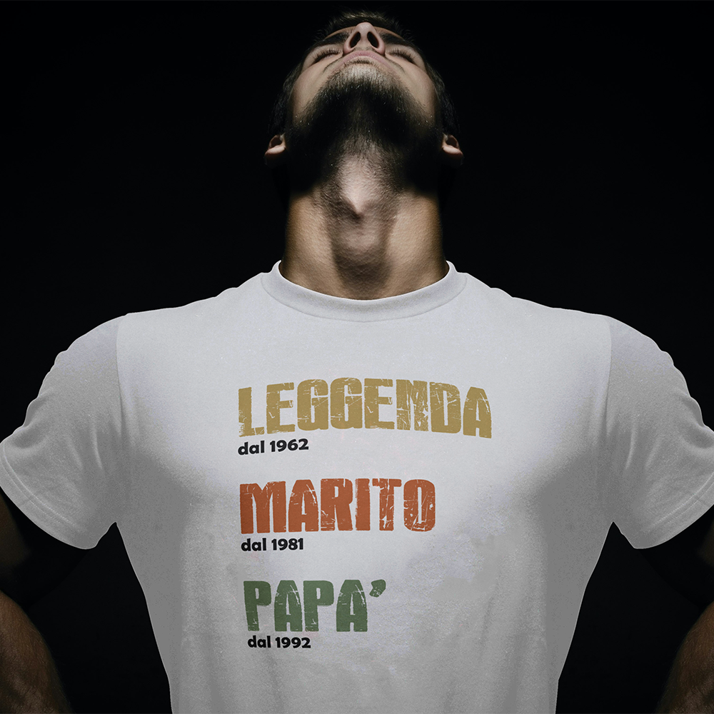 Dettaglio stampa su t-shirt bianca “Leggenda, Marito, Papà” con anni personalizzabili